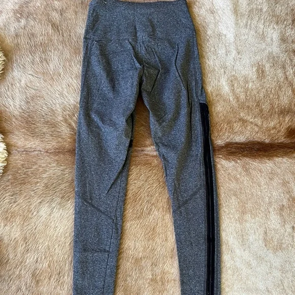 Victoria’s Secret PINK High-waisted Leggins with Mesh Detailing - Picture 2 of 5